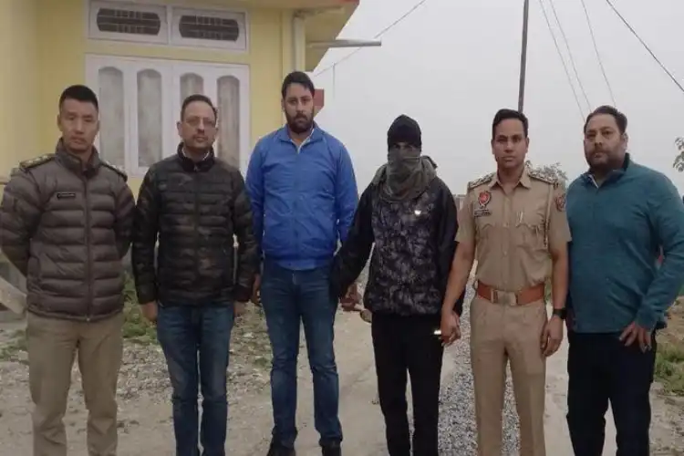 POunjab Police team with the arrested Jawan (Twitter Punjab Police DGP)