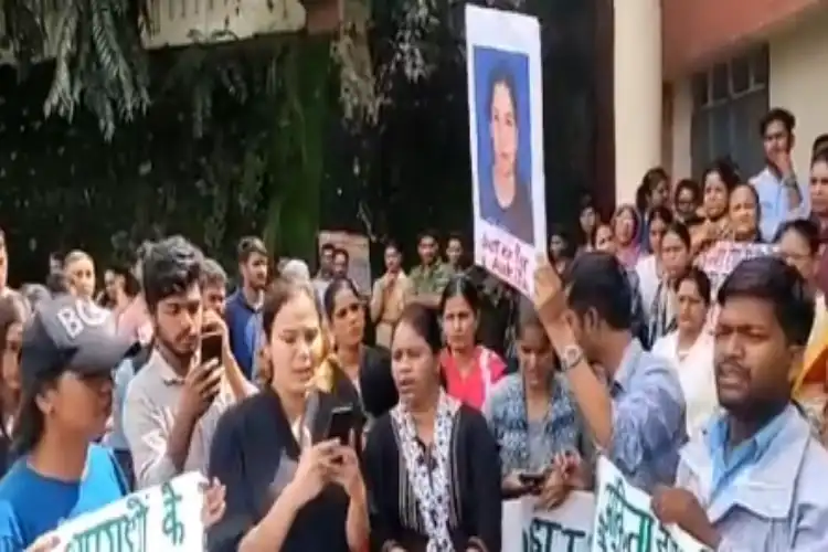 Local youth protesting against murder of Ankita Adhikari at Srinagar