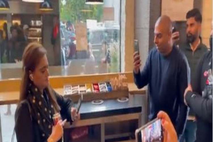 Pak Information Minister Marriyum Aurangzeb being heckeld in London