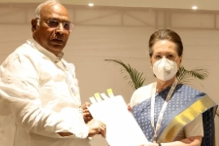 Sonia Gandhi, Sabha Mallikarjun Kharge