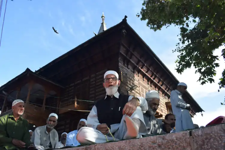 Kashmiris praying at the shrine of Hazrat Baha-ud-Din Naqshbandi in Srinagar downtown (Pics: Basit Zargar)