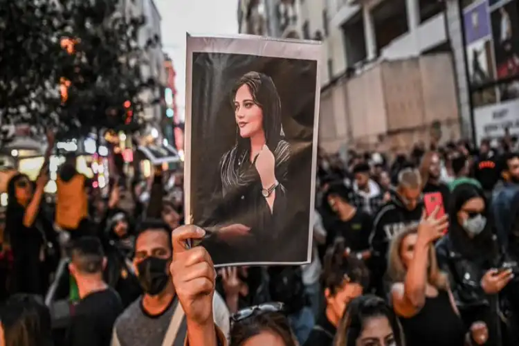 Women protesting in Iran (Twitter)