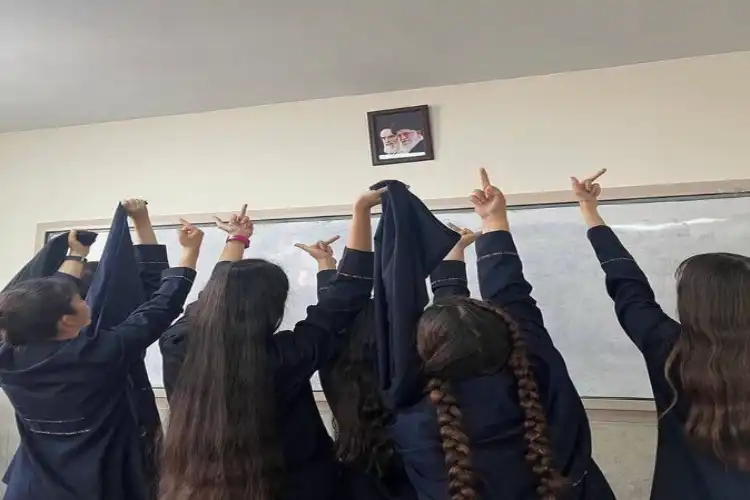 Girls protesting against Iranian regime (Twitter)