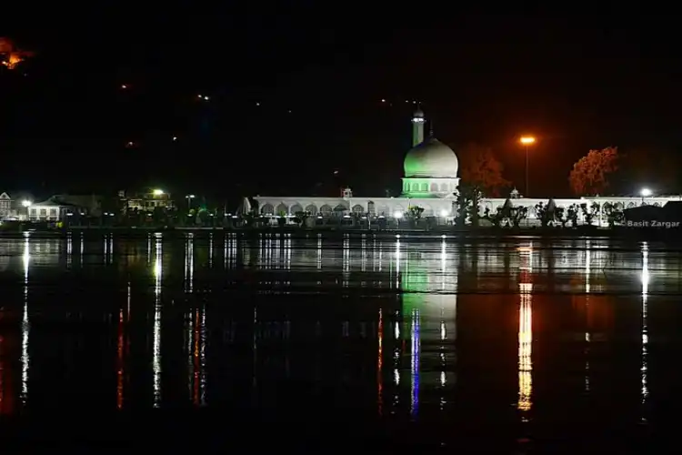 Hazratbal shrine decked up on Prophet Muhammad's birth anniversary (Twitter)