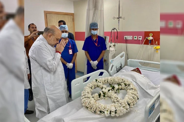 Amit Shah paying tribute to Mulayam Singh Yadav at Medanta Hospital, Guugram