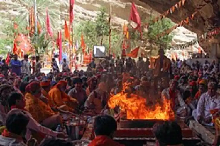 Pakistani Hindus doing a hawan at Mata Hinglaj Mandir, Balochistan