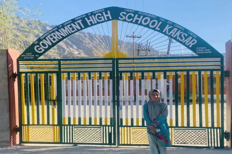 Maqsooma in front of her school in Kaksar village (Twitter)