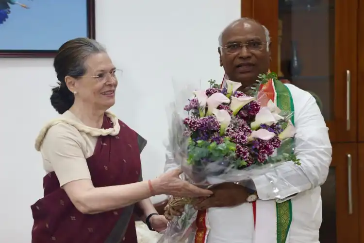 Mallikarjun Kharge with Sonia Gandhi