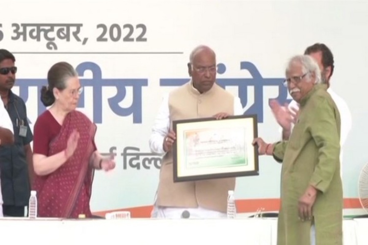 Kharge, Sonia Gandhi