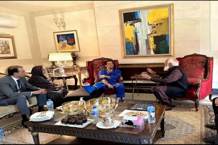 Imran Khan with his leg in cast meeting the visitors at his residence (Twitter)