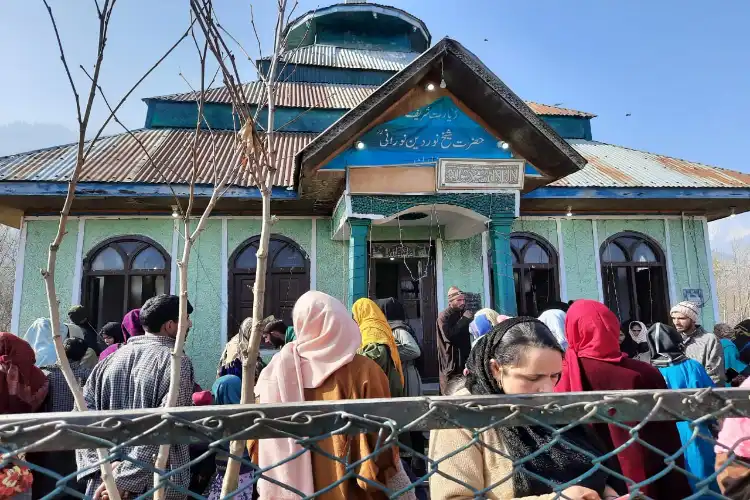 Kashmiris praying at the Shrine of Sheikh Noorudin Noornai at Sitharan in Budgam (Pics: Ehsan Fazili)
