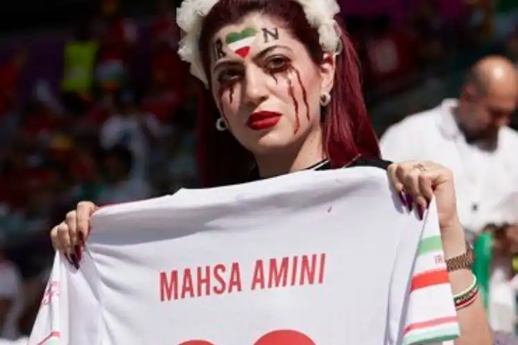 An Iranian woman protesting against Iran during the FIFA world cup in Doha (Twitter)