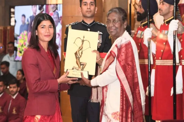 Nikhat Zarin receiving the Arjuna Award from President Draupadi Murmu