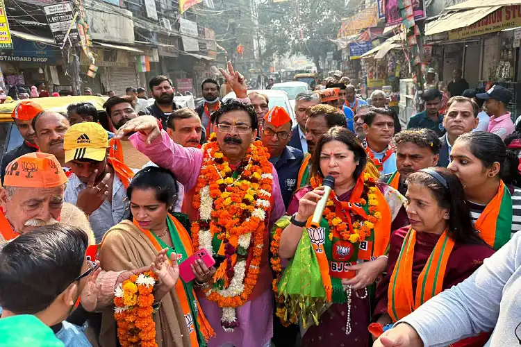 BJP's Meenakshi Lekhi campaigning for Municipal elections