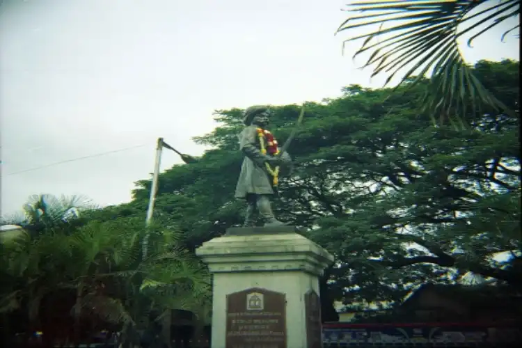 Statue of Bengaluru founder Nadaprabhu Kempe Gowda.(photo:wikipedia)
