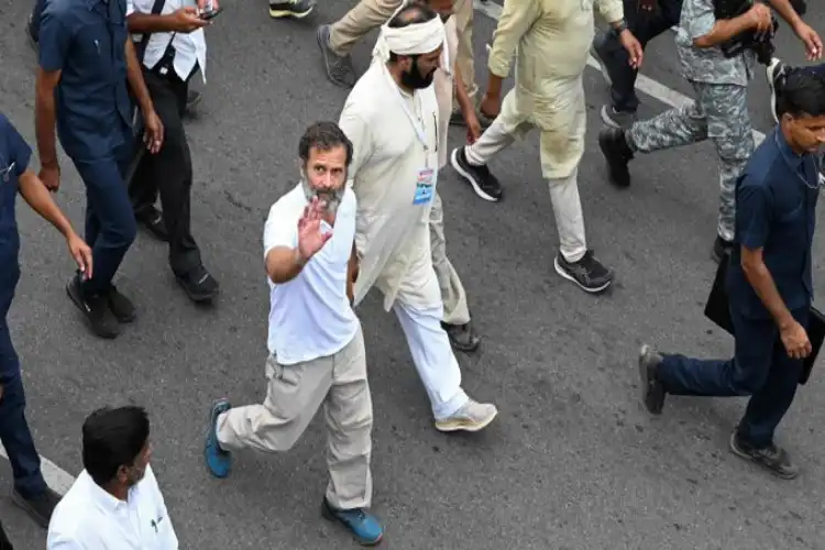 Rahul Gandhi waving at people during Bharat Jodo yatra (TWITTER AICC)