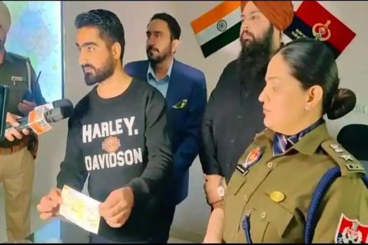 Shahid receiving the cheque at Fatehgarh Police station