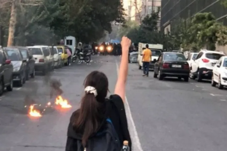 A woman protesting in Iran