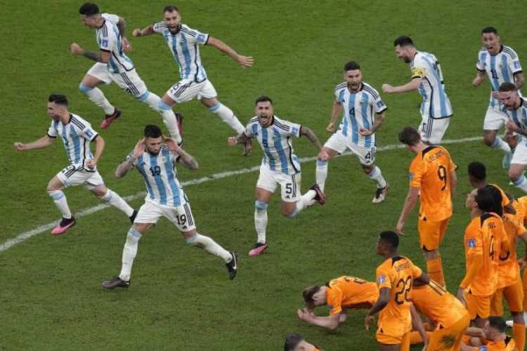 Argentinian and Dutch players after the final penalty shot 