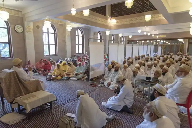 Community members partake in the traditional sabaq session during Istifada Ilmiyah at Aljamea-tus-Saifiyah, Surat (Image Courtesy: Dawoodi Bohra.com)