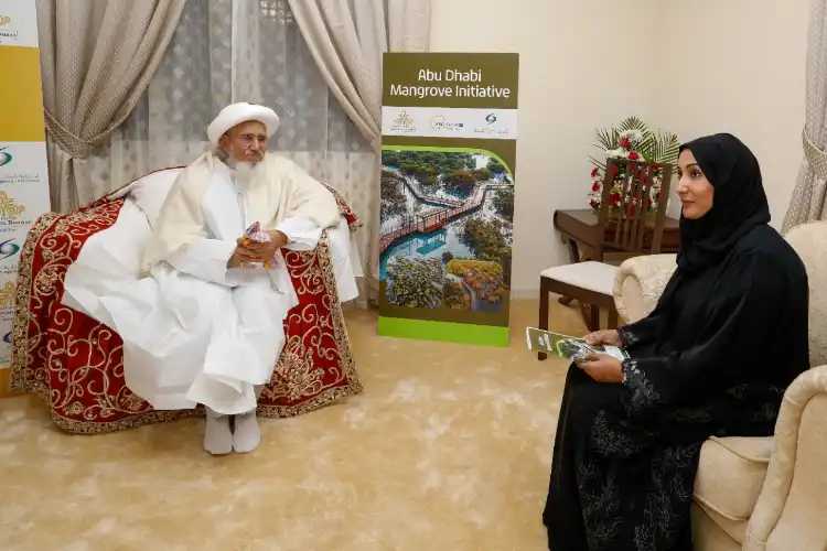 Syedna Mufaddal Saifuddin meeting an official of the UAE government 