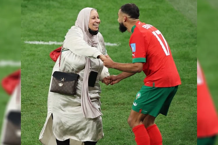 Sofiane Boufal celebrating with his mother after victory