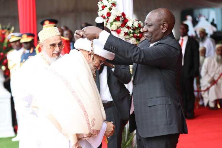 Syedna Mufaddal Saifuddin receiving Kenya's highest national honour from President Ruto