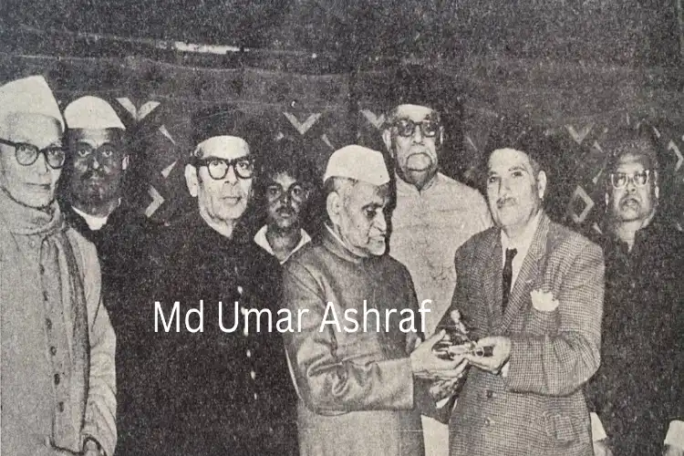 Administrator of Ajmer Sharif Aley Mohammad Shah donating gold to the minister (Courtesy: Md Umar Ashraf)