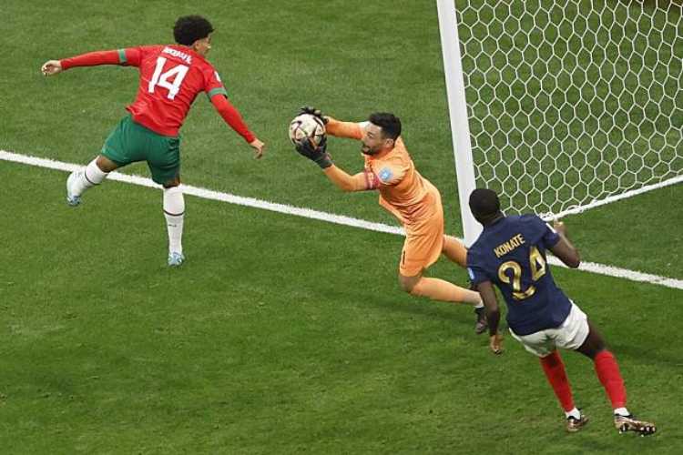 Hugo Lloris in action during the France-Morocco semifinal
