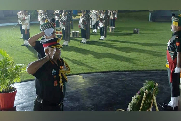 GoC Dakshin Bharat lays wreath on occasion of Vijay Diwas