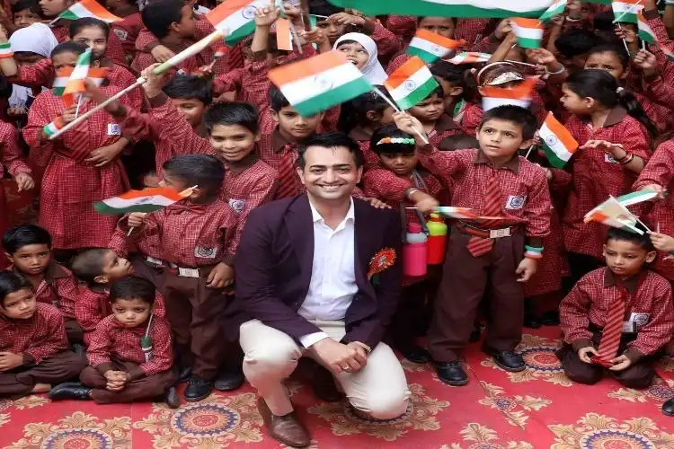 Aasif Mujtaba with children of riot-affected families