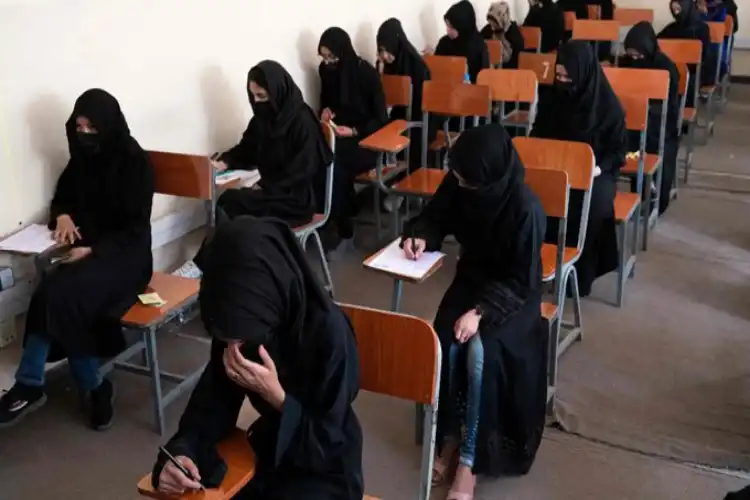 Afghan women in a class room (Twitter)