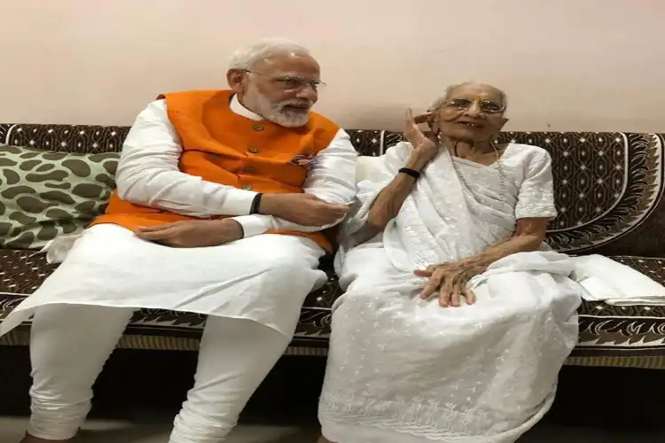 Prime Minister Narendra Modi with his mother Heeraben Modi (File photo)