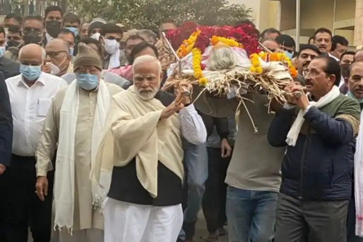 Prime Minister Narender Modi carries the arthi of his mother Heeraben Modi (File)