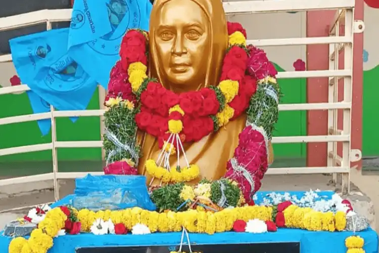 Statue of Fatima Sheikh unveiled in a Andhra School (Twitter)