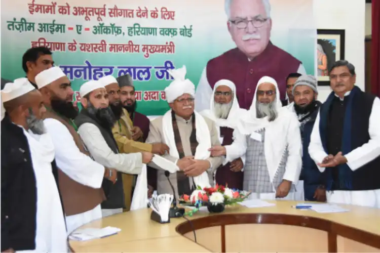 Chief Minister manohar Lal Khattar with members of Imam organisation at Gurugram (Information department of Haryana)
