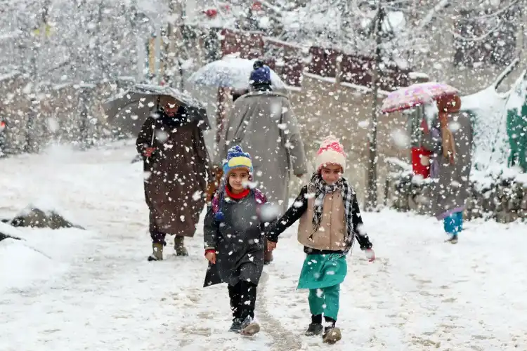 People walking in Srinagar in snowfall (Pics Basit Zargar)