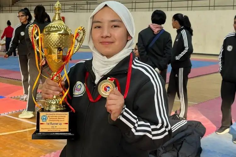Shahnaz Parveen with her gold medal and trophy