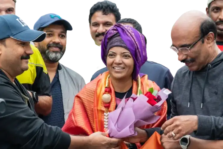 Safiya Khan being felicitated after she ran around Qatas in record time (Twitter)