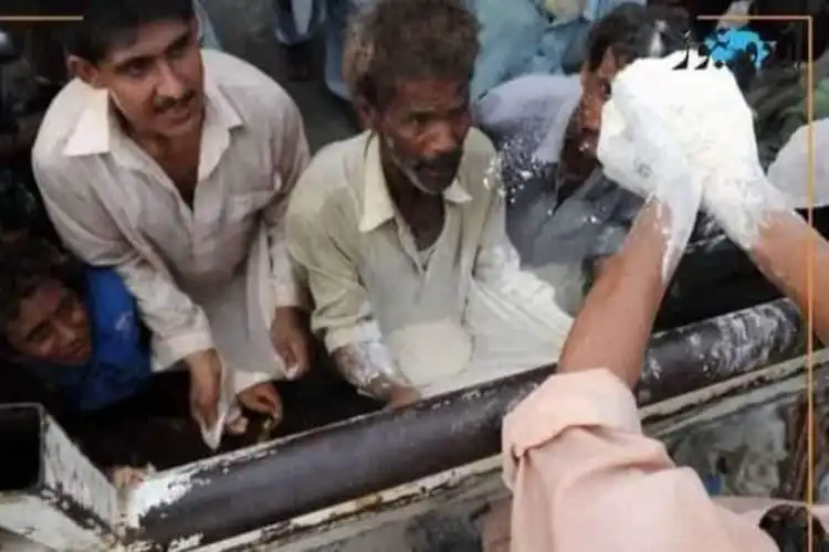 People seeking to buy flour from a mill in Khyber (Twitter)