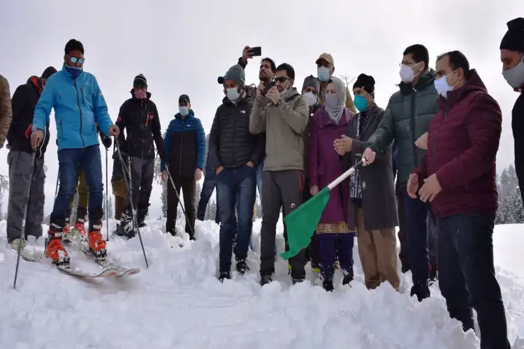  Syeed Fakhrudin Hamid, Deputy Commission, Budgam, flagging off ski expedition at Doodpathri