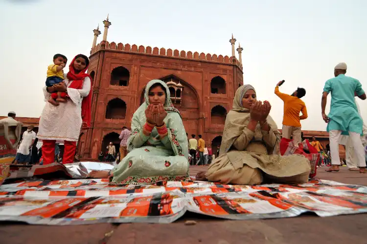 Muslim women praying for Allah's mercy