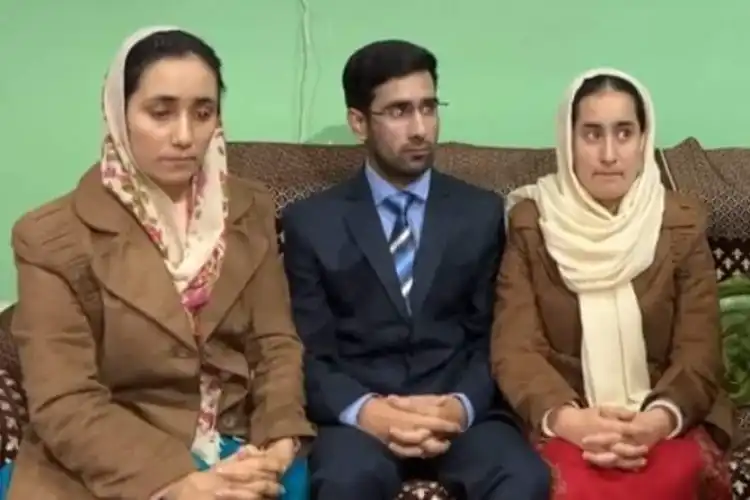 Huma Anjum Wani, Suhail Ahmad Wani and Ifra Anjum Wani in one frame( Courtesy: Twitter)