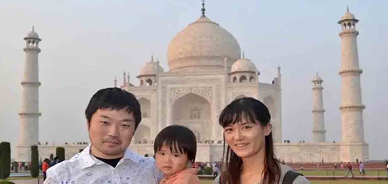Shoichiro Takaji with his wife Yuko and son Hayato at the Taj Mahal