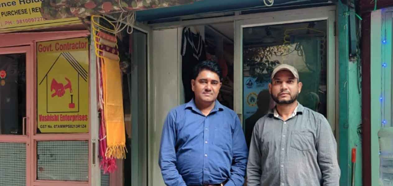 Iqrar Ahmed with his friend Giriraj in front of his shop