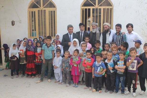 Nooral haq with the refugee kids
