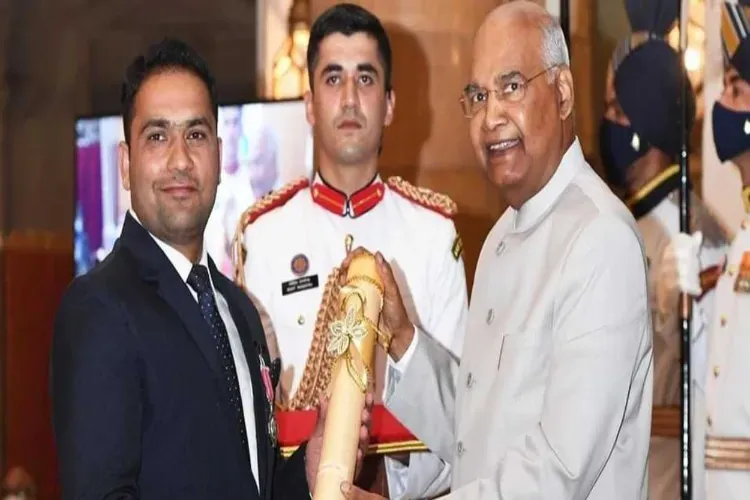 Faisal Dar receiving the Padma award from then President Ramnath Kovind