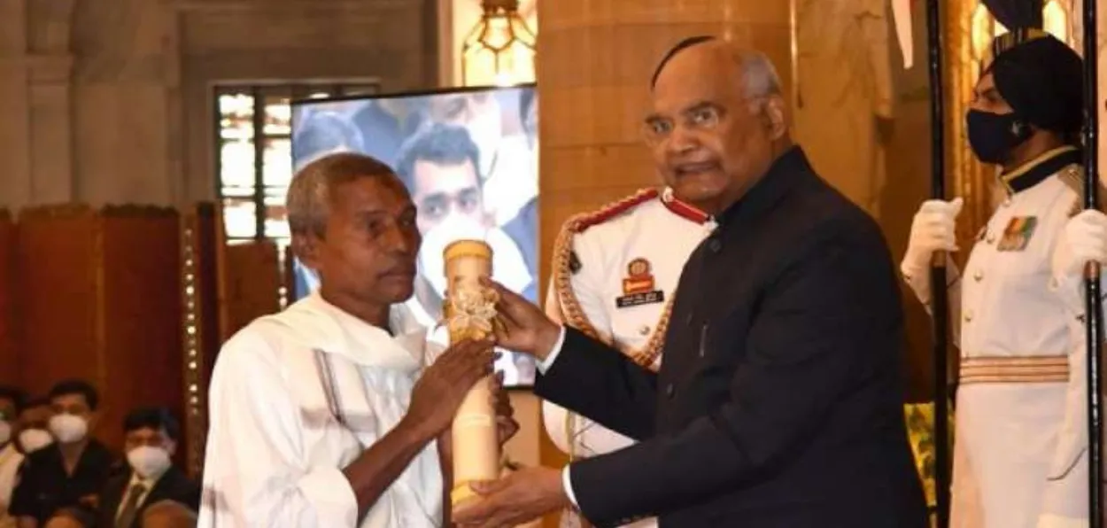 Harekala Ha receiving Padma Shri from president Ram Nath Kovind