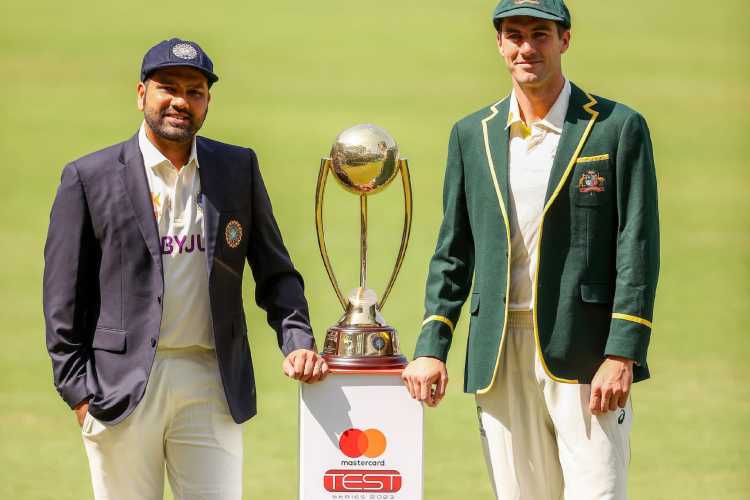 Rohit Sharma and Pat Cummins with the Borer-Gavaskar Trophy