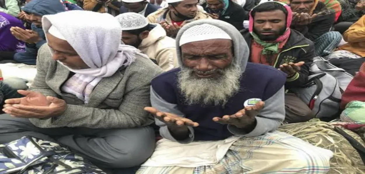 Muslims in India praying